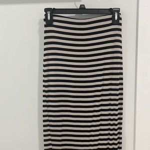 Stripe long skirt.